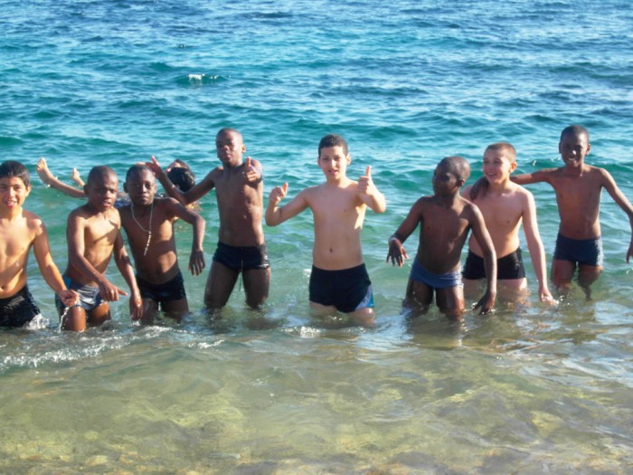 enfants dans l'eau